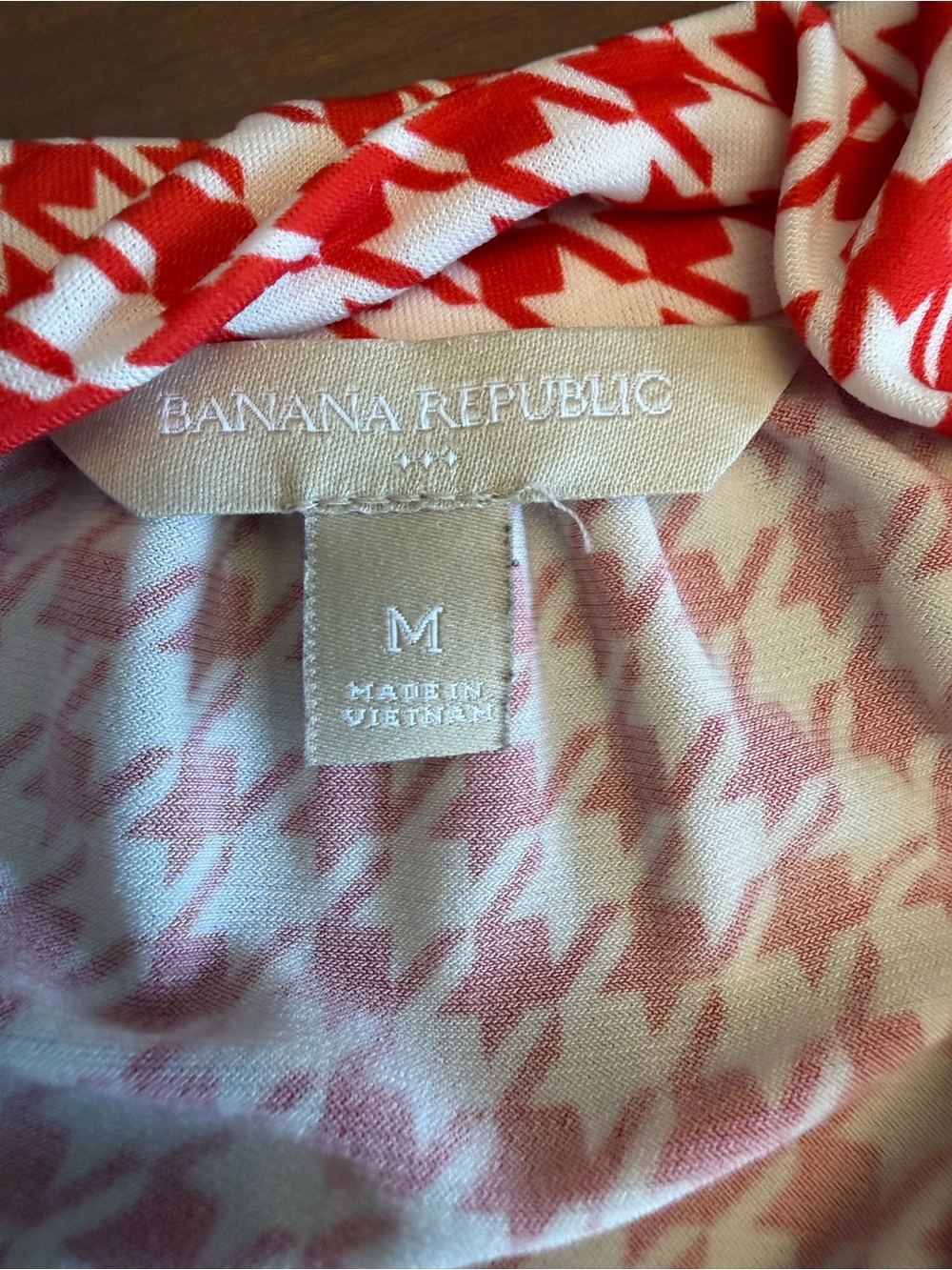 Banana Republic Red and White Houndstooth Tie-Neck Sleeveless Top - Picture 6 of 7
